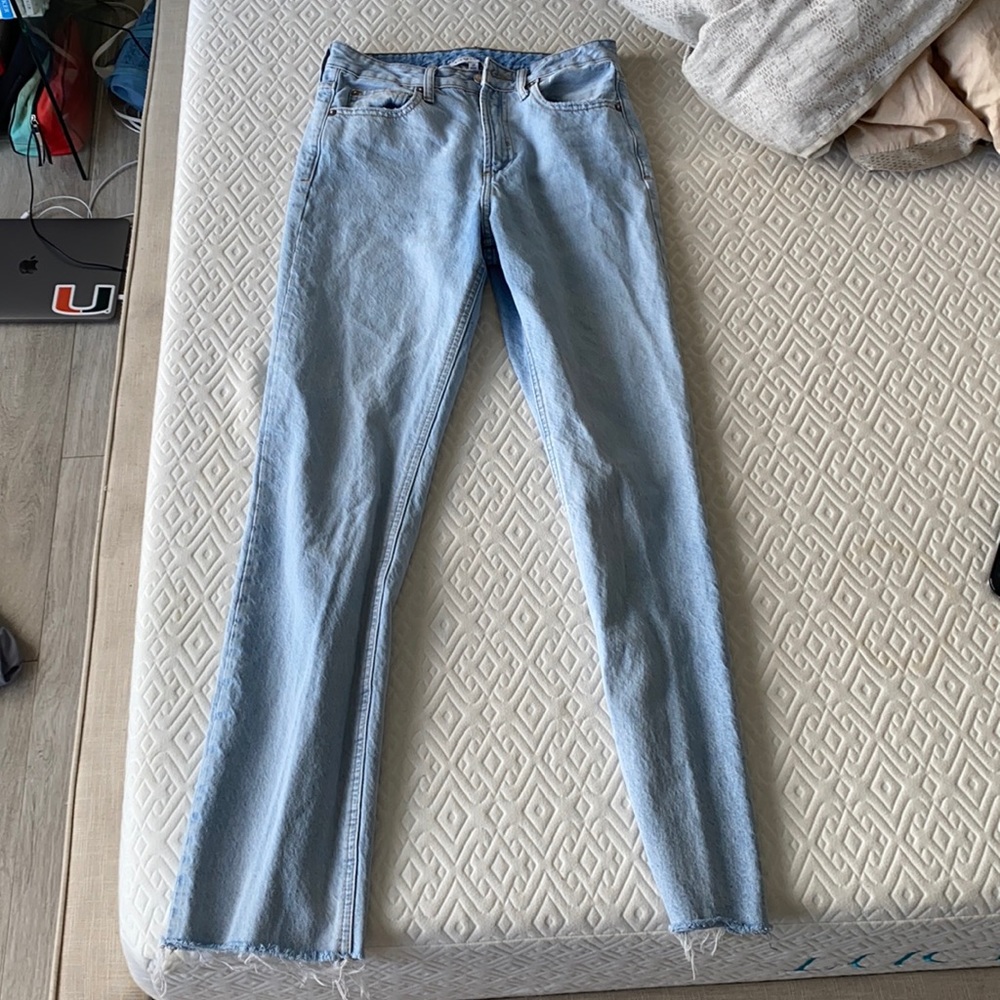 Gianni Bini straight legs light wash jeans